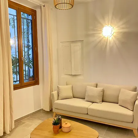 Апартаменти De La Rue Vial